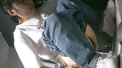 商场女厕全景偷拍多位漂亮小姐姐各种姿势嘘嘘 (10)